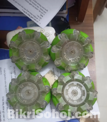 Gear motor with wheels